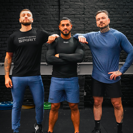 Northern Spirit presents 3 male athletes dressed in the Sharpwear collection. This clothing is suitable for both rest days and training sessions, with an adjustable fit, fluid and comfortable.